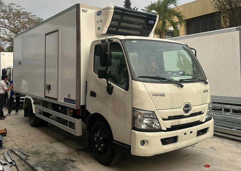 Lắp máy lạnh thùng xe tải đông lạnh Hino